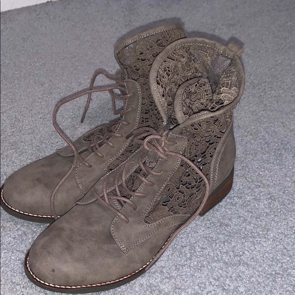 Cute platform boots!